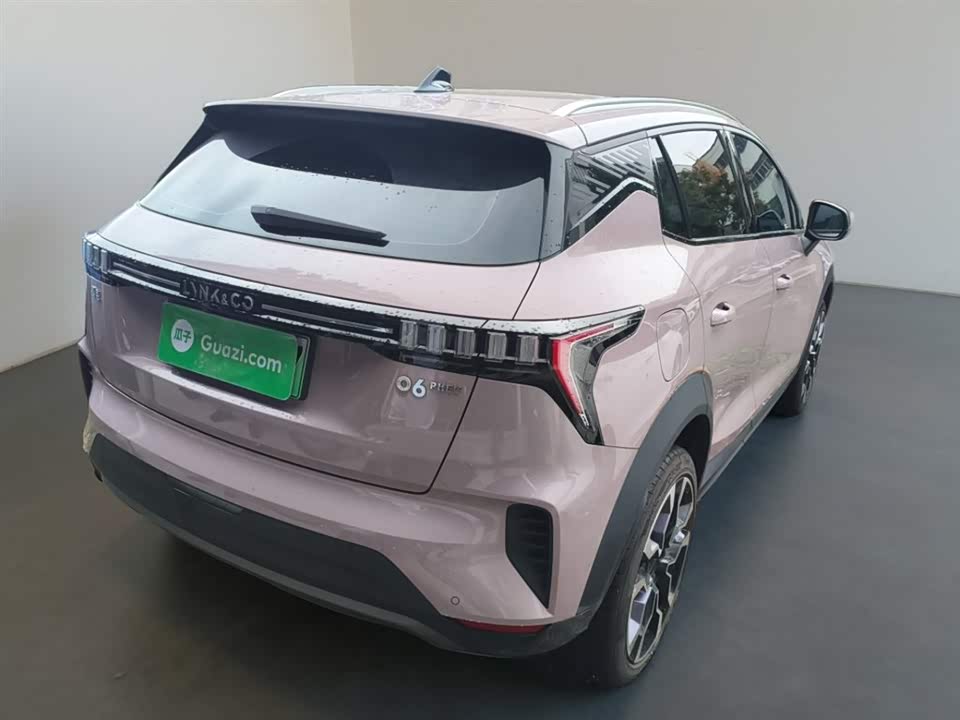 Lynk & Co 06 EM-P