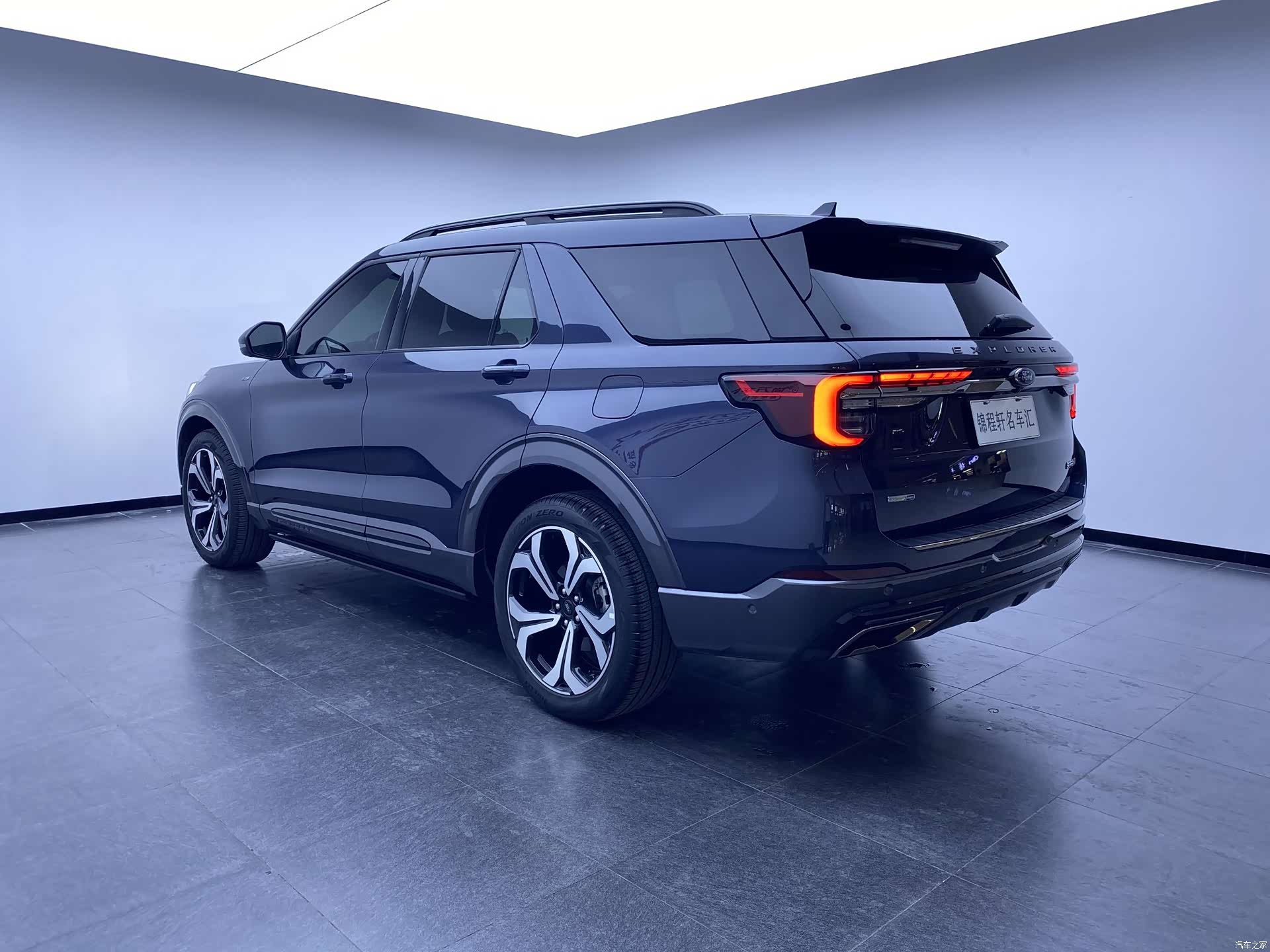 Ford Explorer, 2023 4