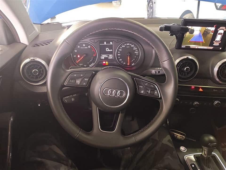 Audi Q2L
