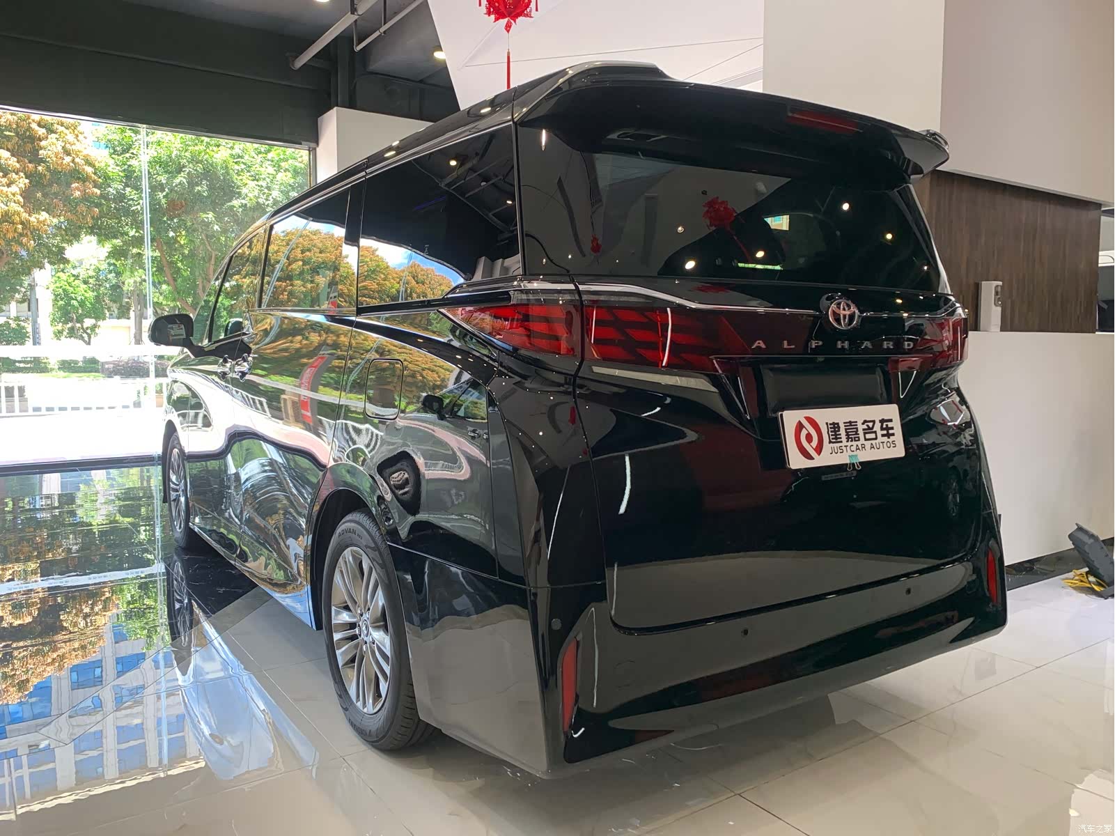 Toyota Alphard, 2025 3