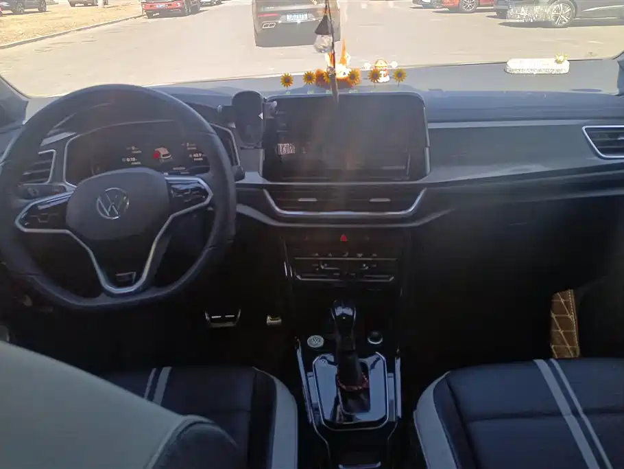Volkswagen T-ROC exploring Songs
