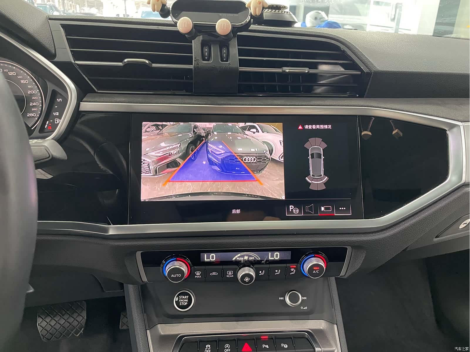 Audi Q3, 2022 10