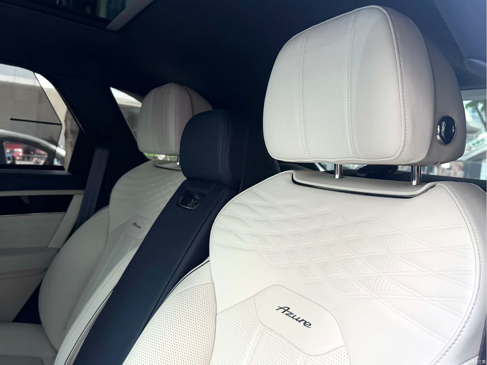 Bentley Bentayga, 2023 10