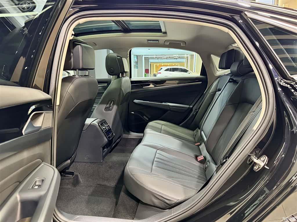 Volkswagen Passat, 2025 28
