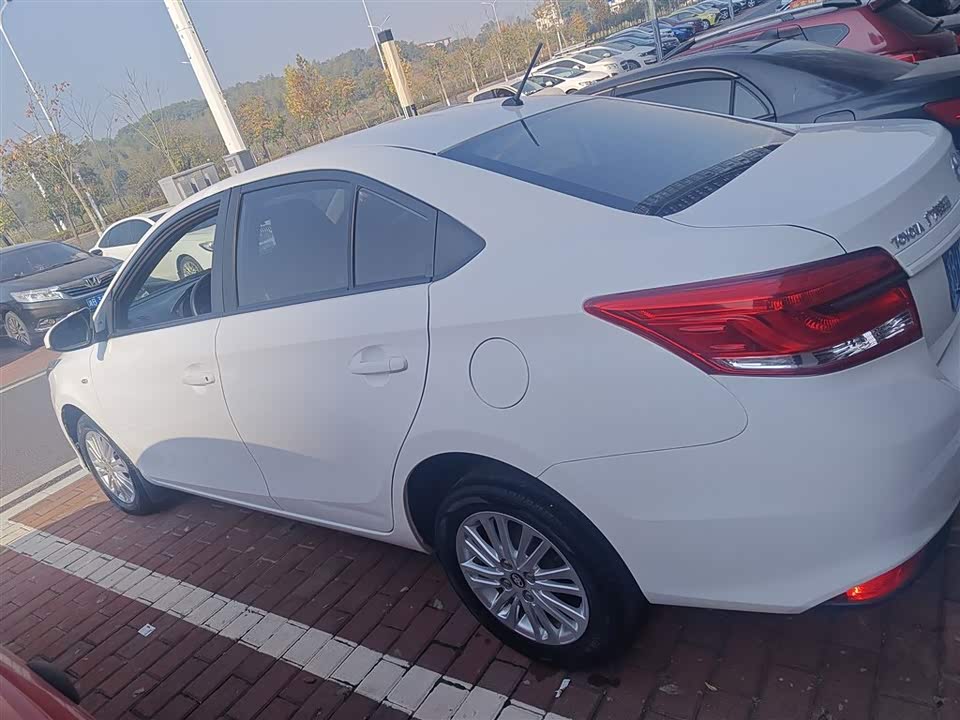 Toyota YARiS L to enjoy