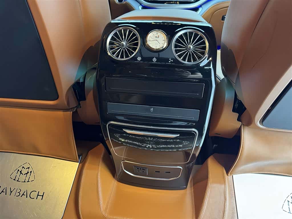 Mercedes-Benz 7, 2023 33