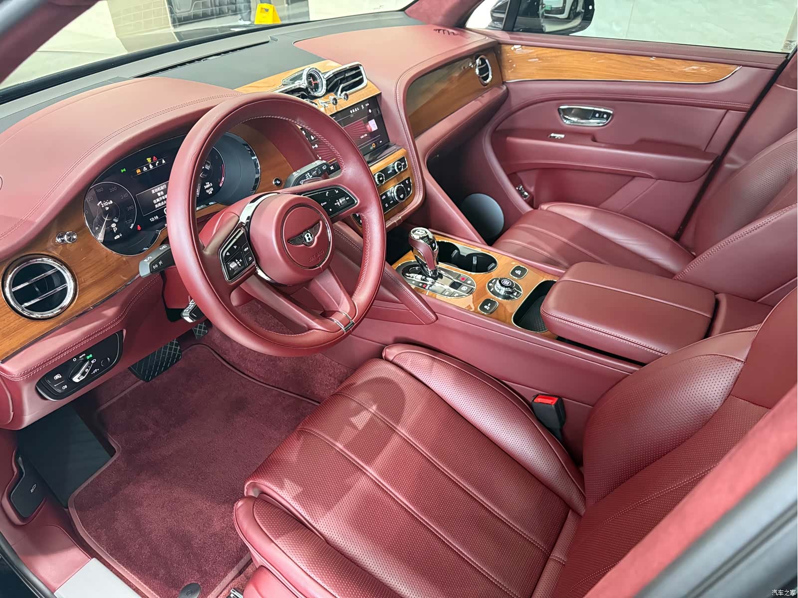 Bentley Bentayga, 2022 все фото