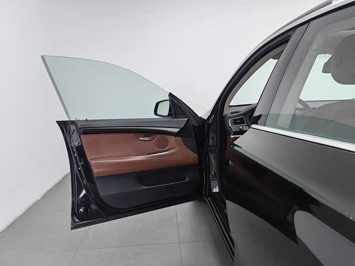BMW 5 Series GT 2015 528i Leading