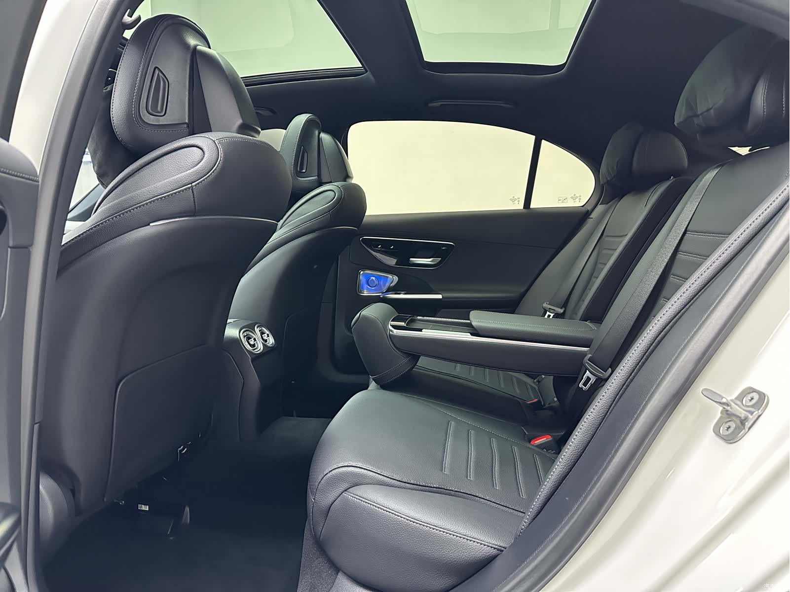 Mercedes-Benz C-Class, 2024 11