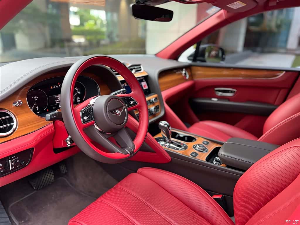 Bentley Bentayga, 2020 9