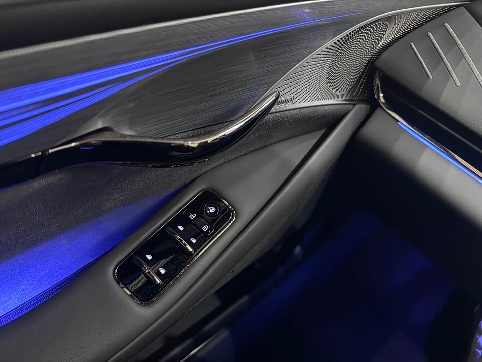 VOYAH Lantu chasing light