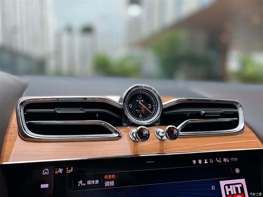 Bentley Bentayga, 2020 14
