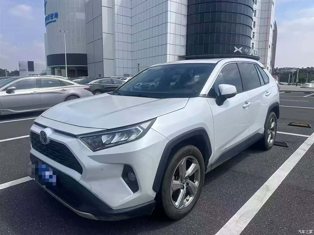 Toyota RAV4, 2023 все фото