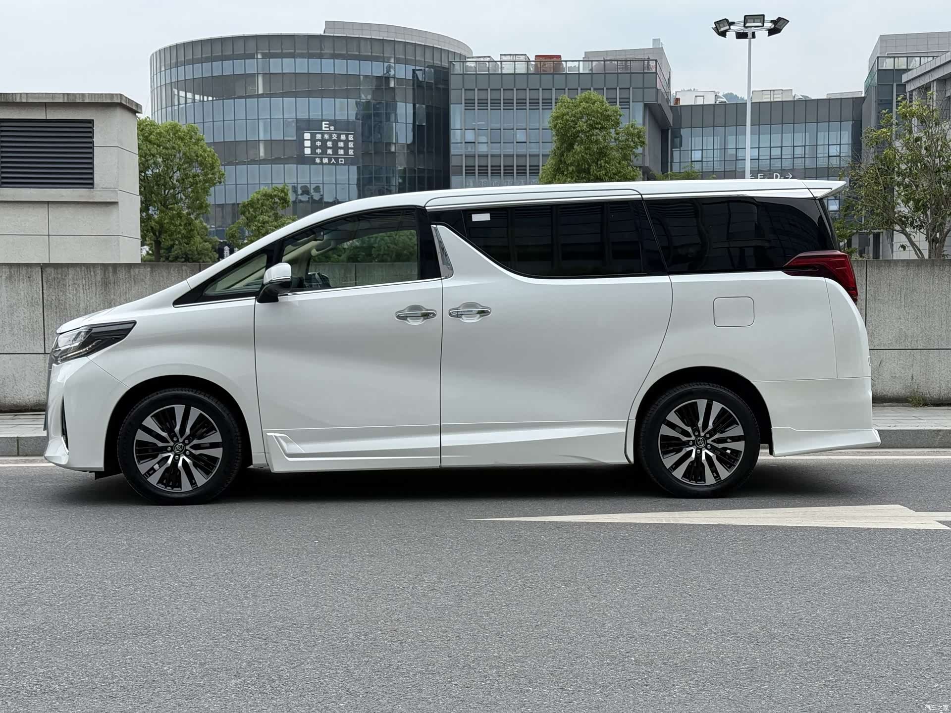 Toyota Alphard, 2019 4