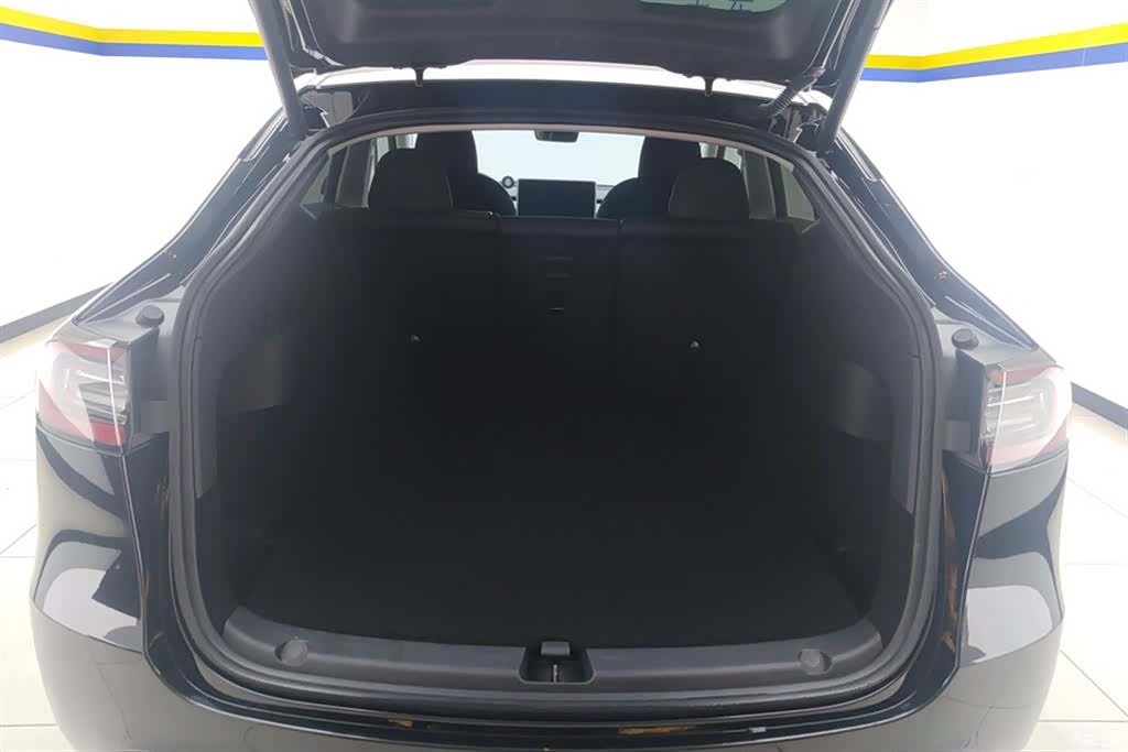 Tesla Model Y, 2023 4