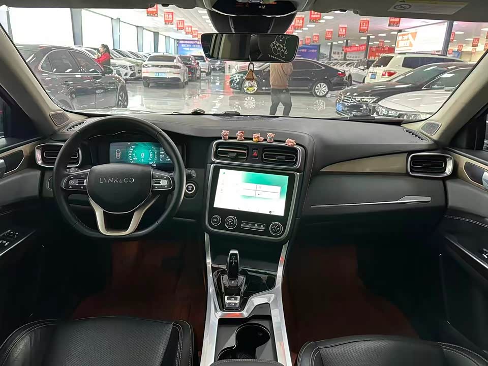 Lynk & Co 01