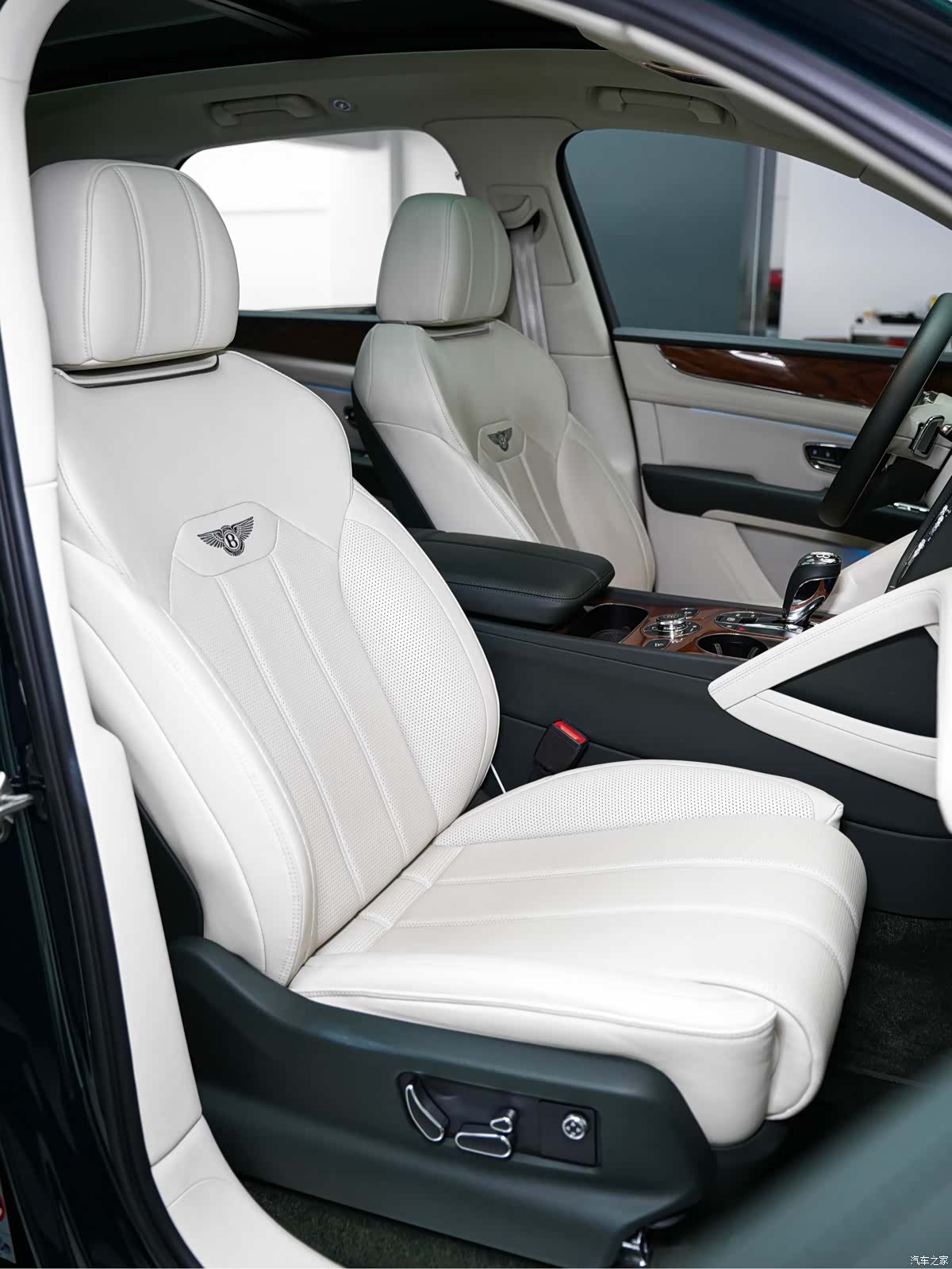 Bentley Bentayga, 2021 10