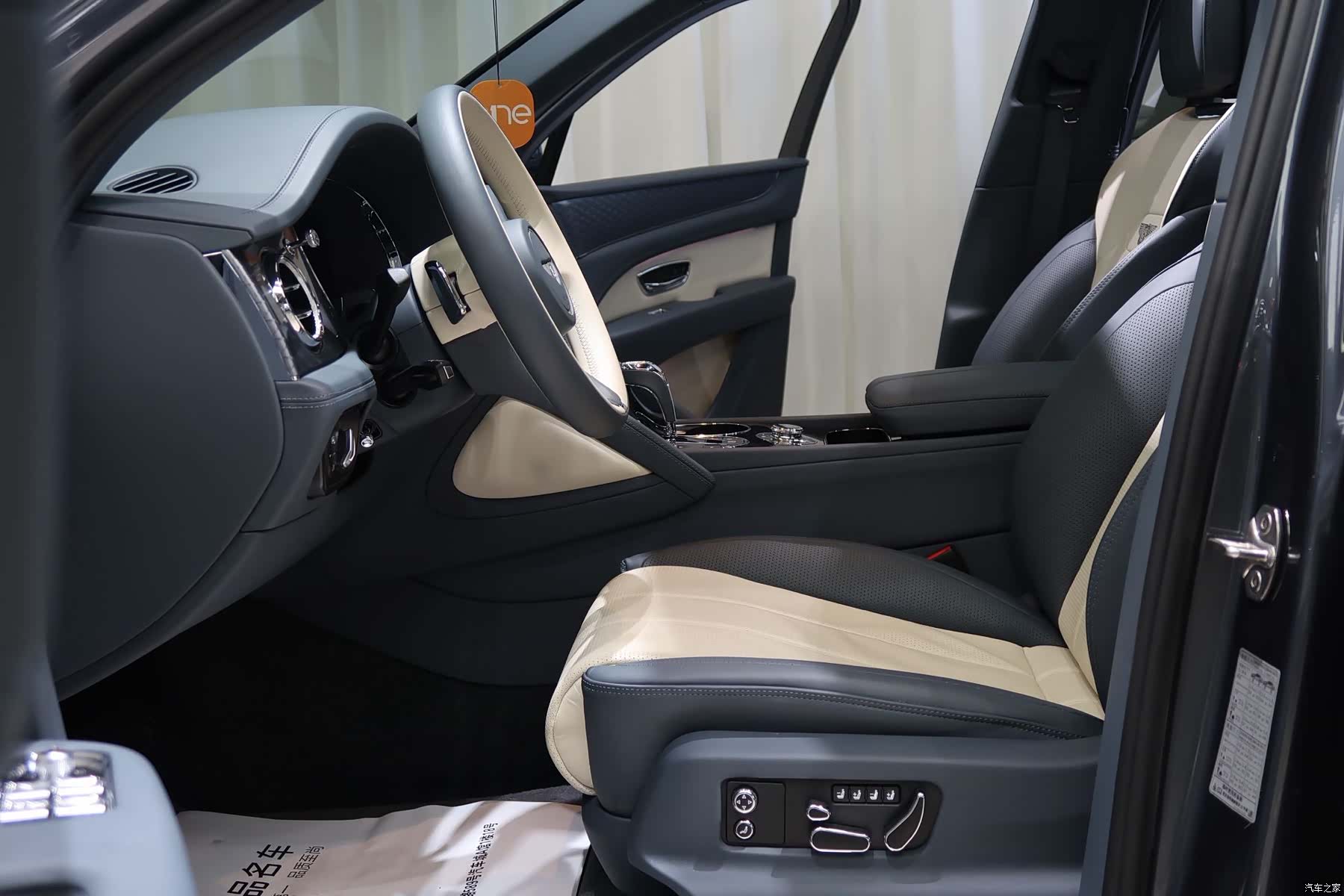 Bentley Bentayga, 2022 9