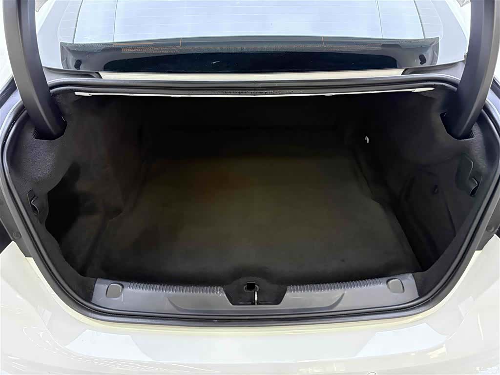 Land Rover XEL, 2023 11