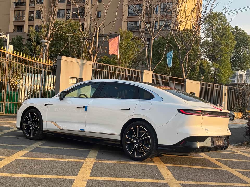 VOYAH Lantu chasing light