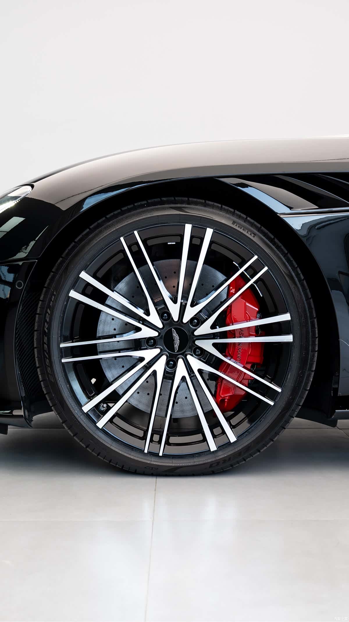 Aston Martin DBS, 2023 4