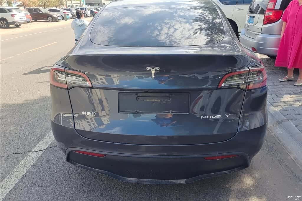 Tesla Model Y, 2023 4