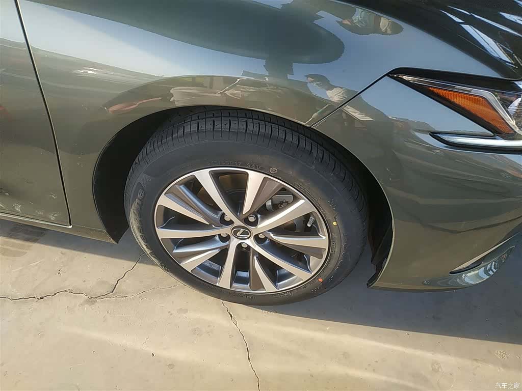 Lexus ES, 2020 все фото