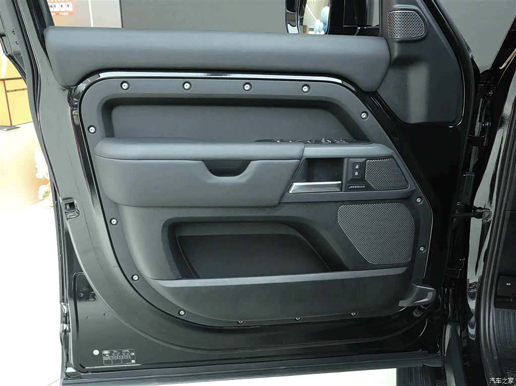 Land Rover Defender, 2024 14