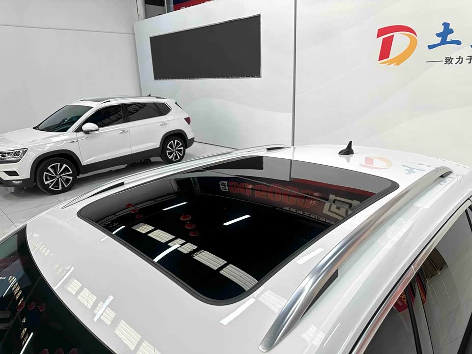 Volkswagen T-ROC exploring Songs