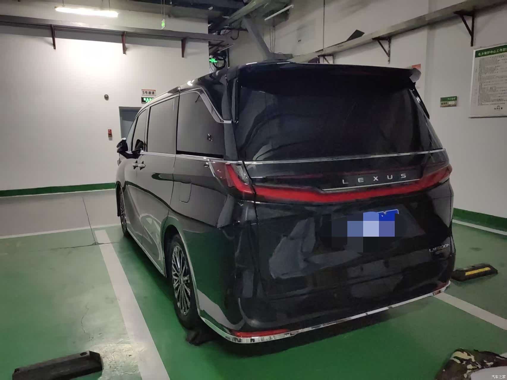 Lexus LM, 2025 4