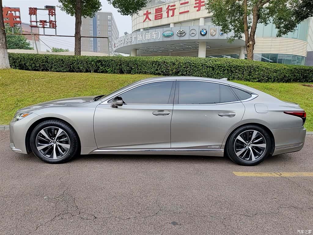 Lexus LS, 2021 3