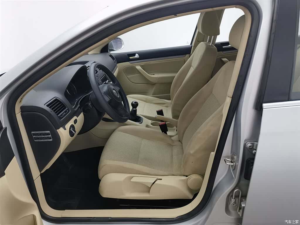Volkswagen Sagitar, 2011 10