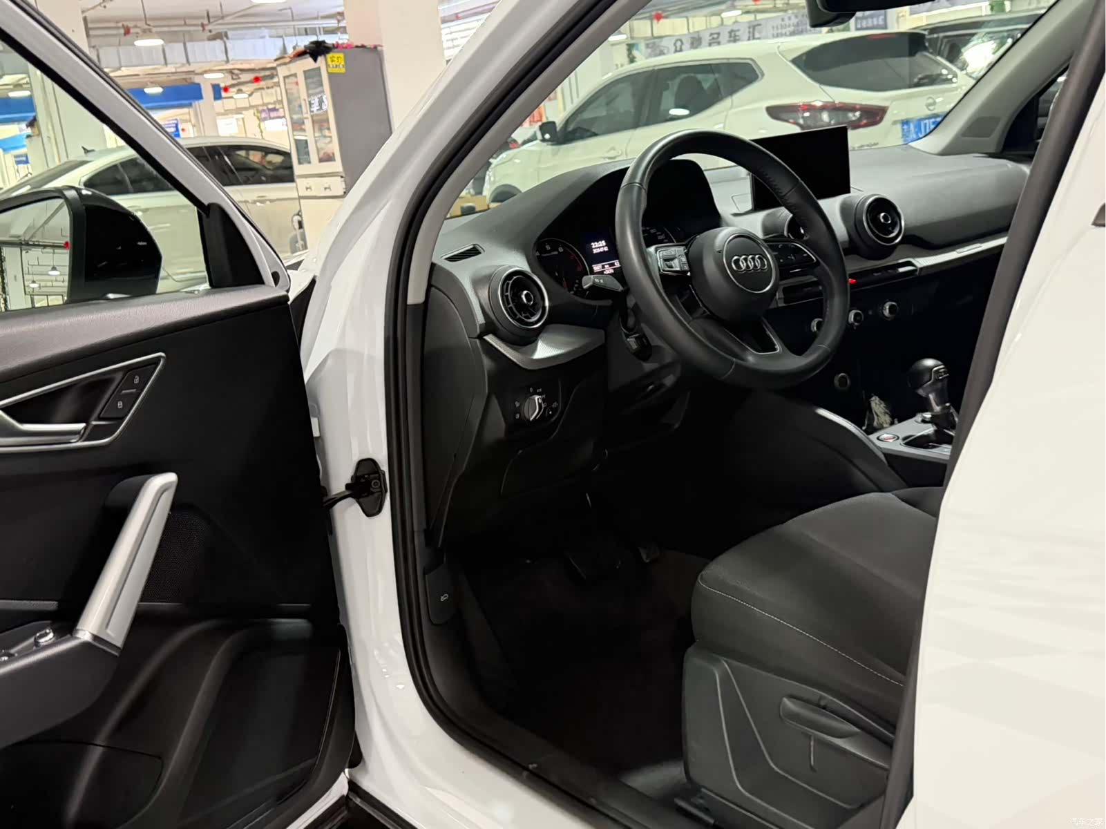 Audi Q2L, 2020 все фото