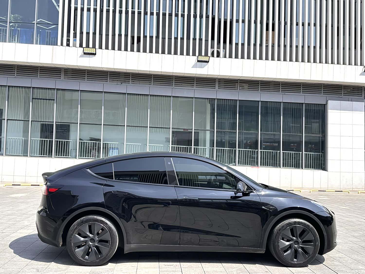 Tesla Model Y, 2023 7