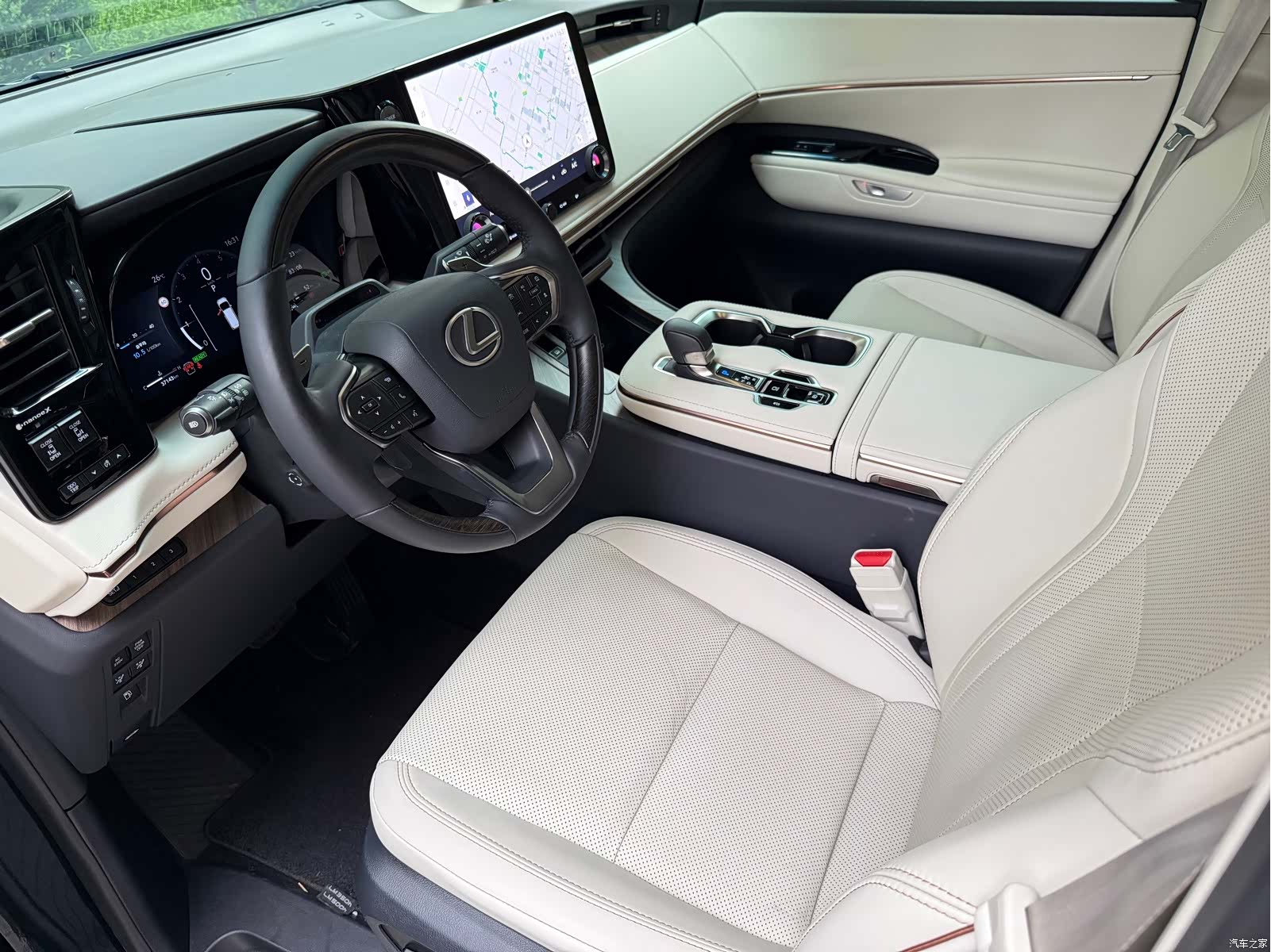 Lexus LM, 2025 8