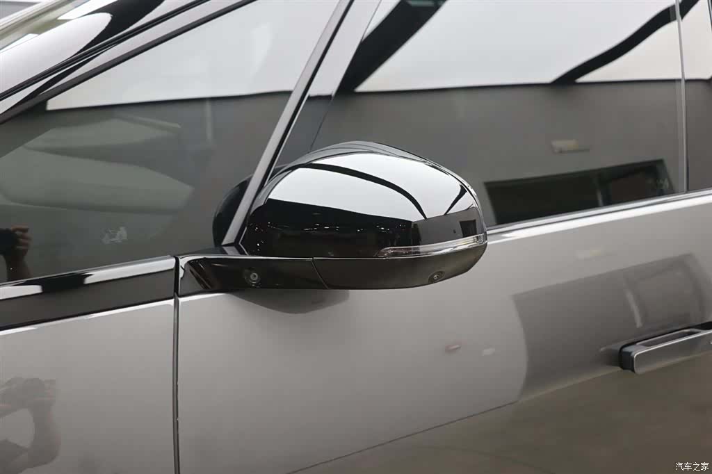 Li Auto MEGA, 2025 32