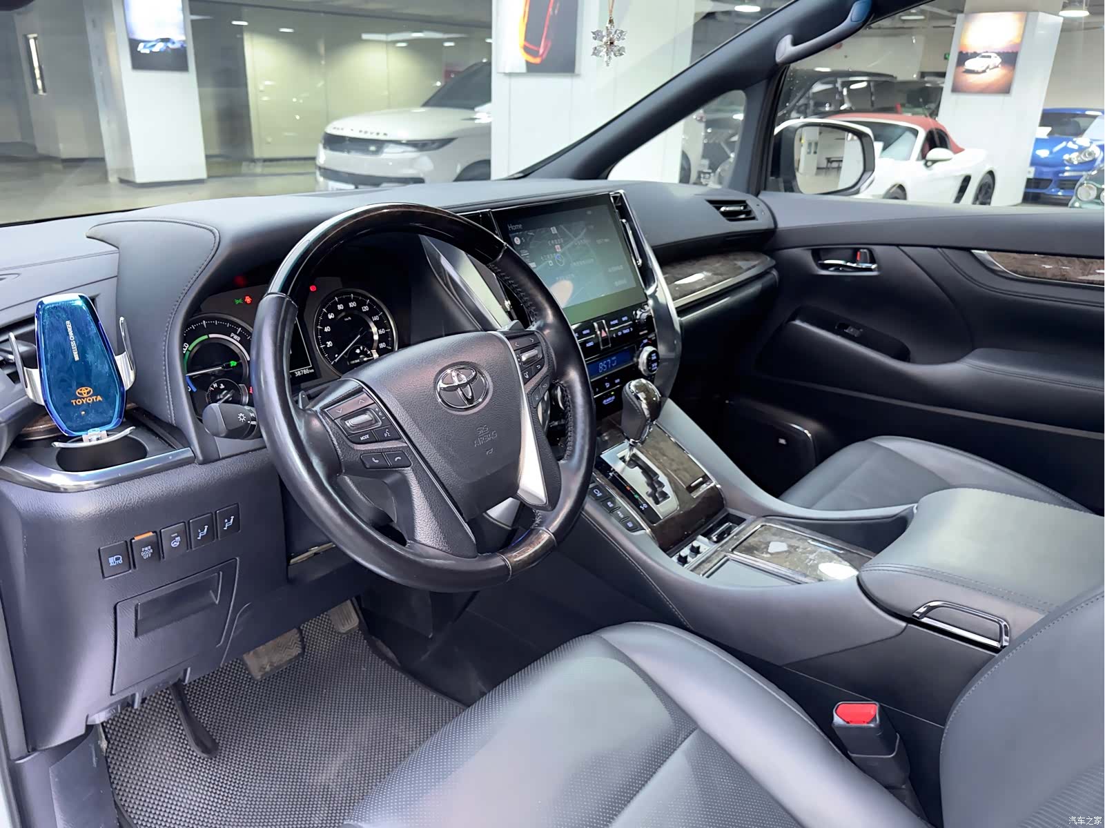 Toyota Alphard, 2022 все фото