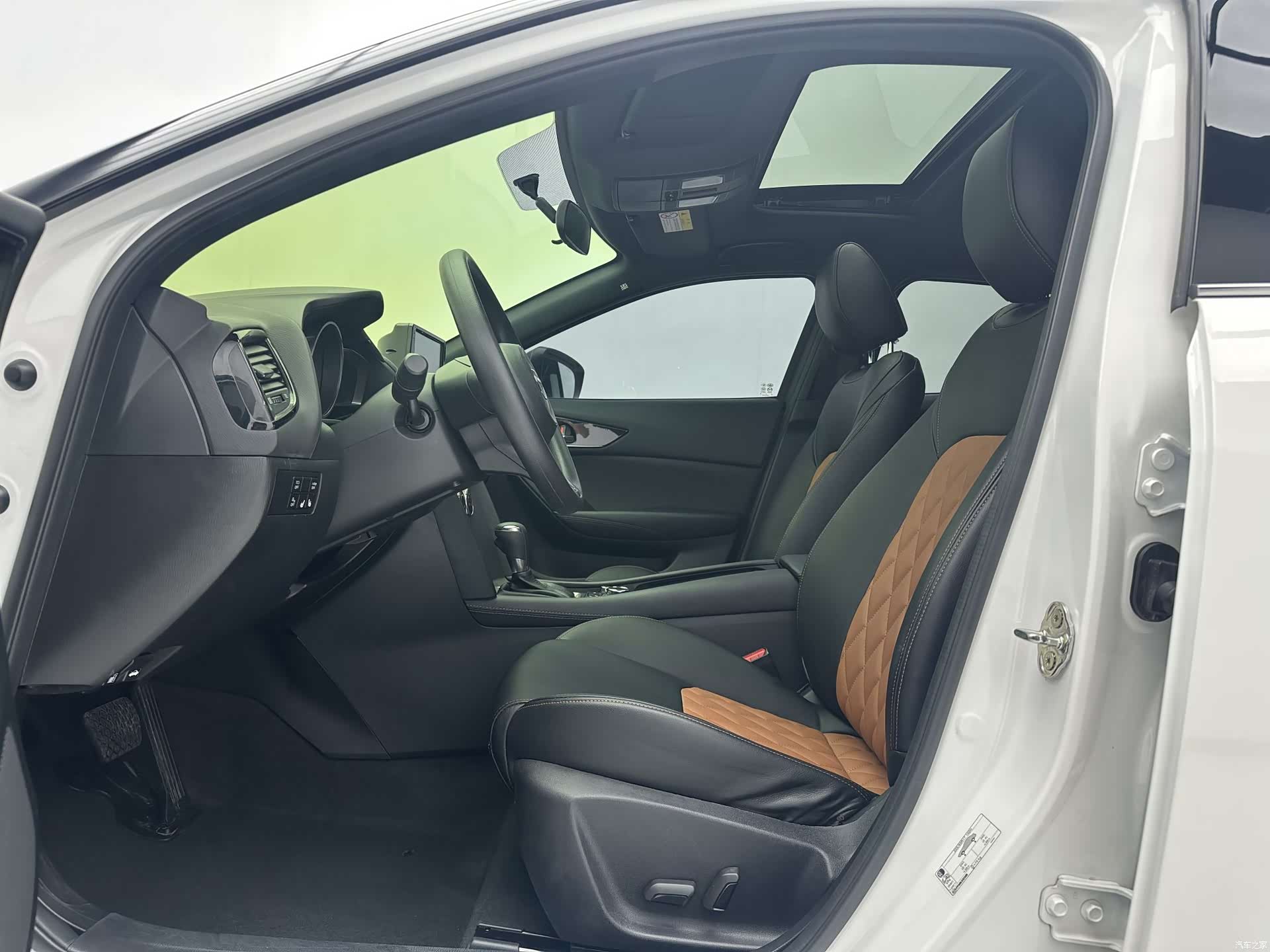 Mazda CX-4, 2023 все фото