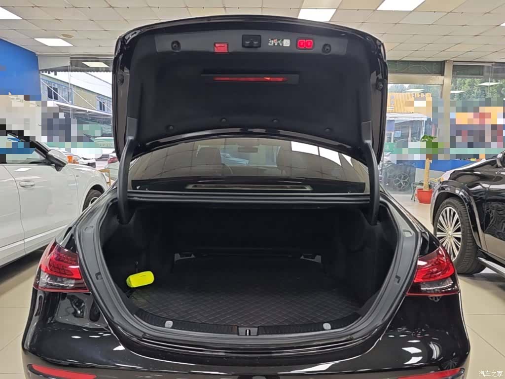 Mercedes-Benz E-Class, 2023 19