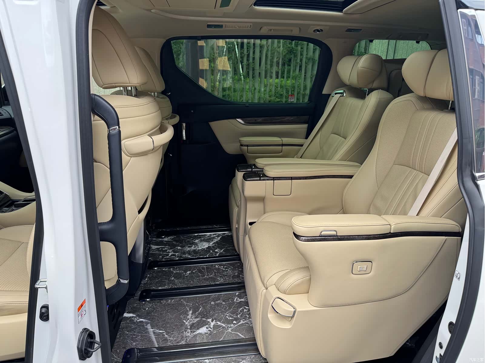 Toyota Vellfire, 2023 4