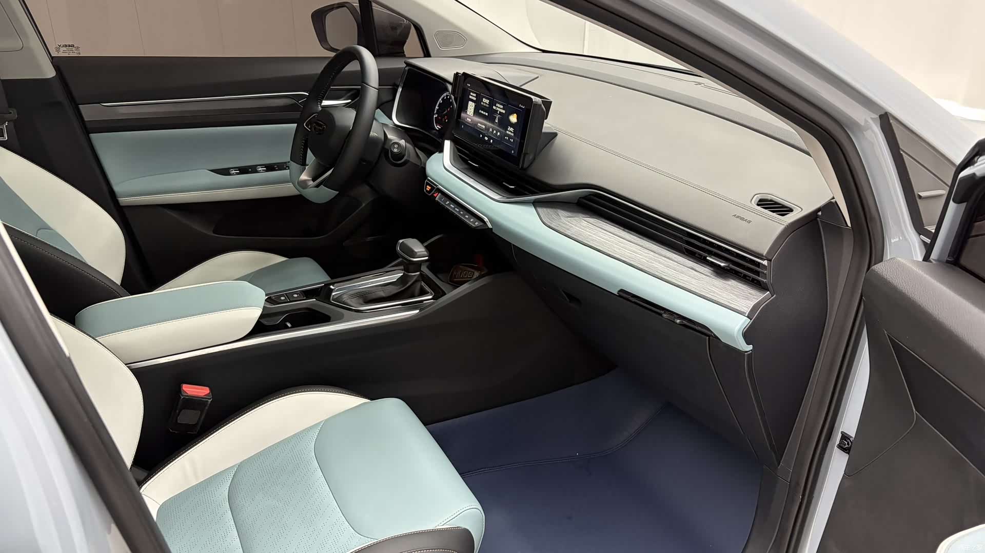 Geely Emgrand, 2023 19
