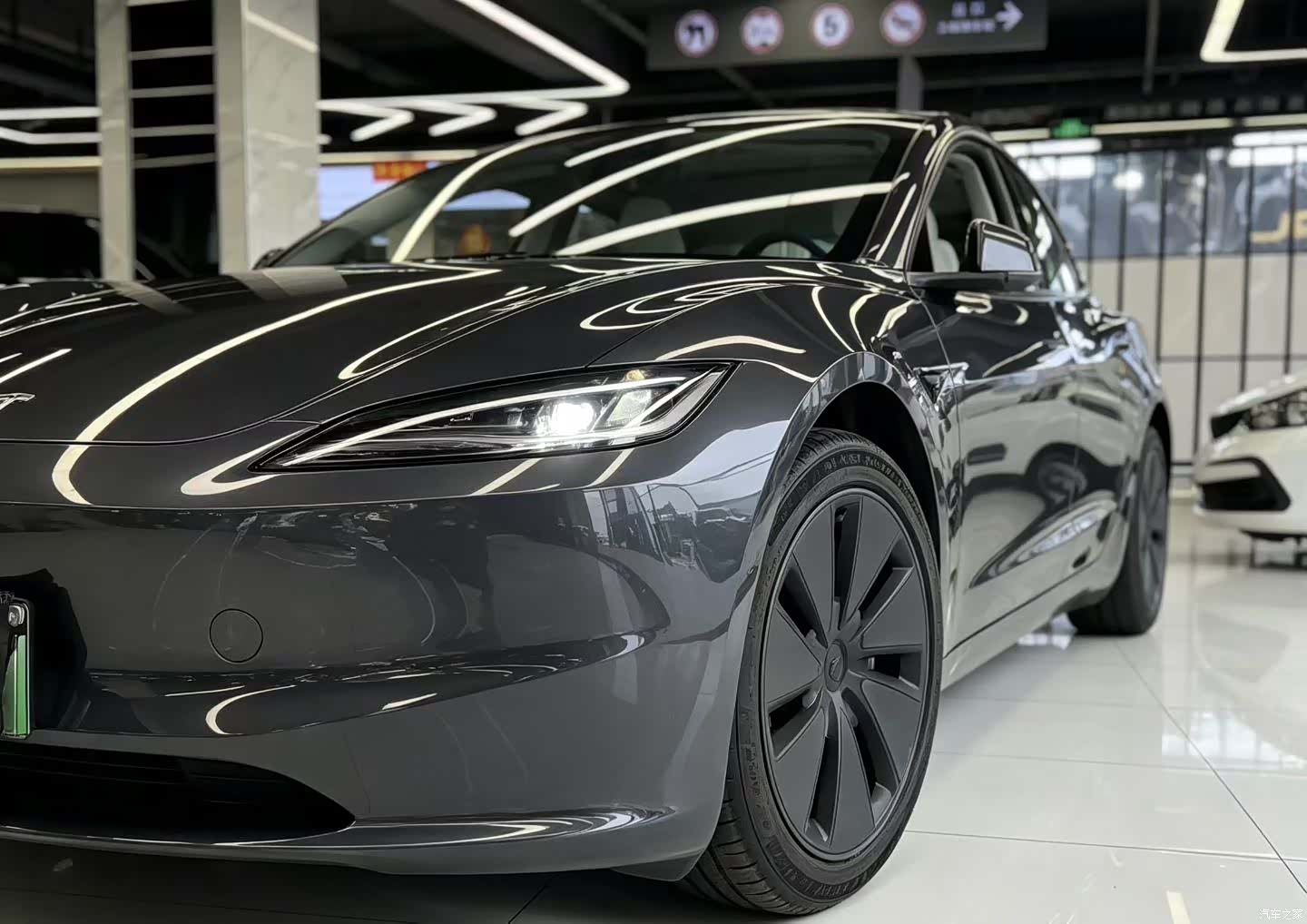 Tesla Model 3, 2025 8