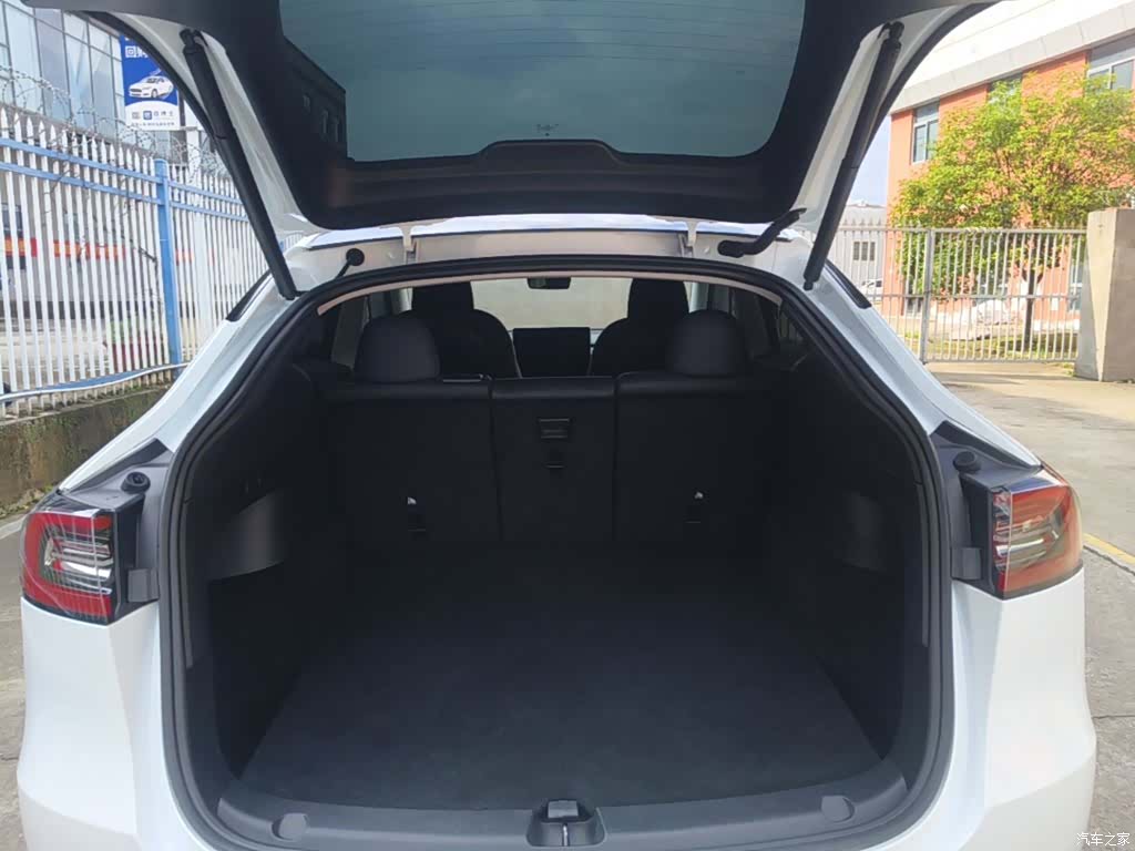 Tesla Model Y, 2022 19