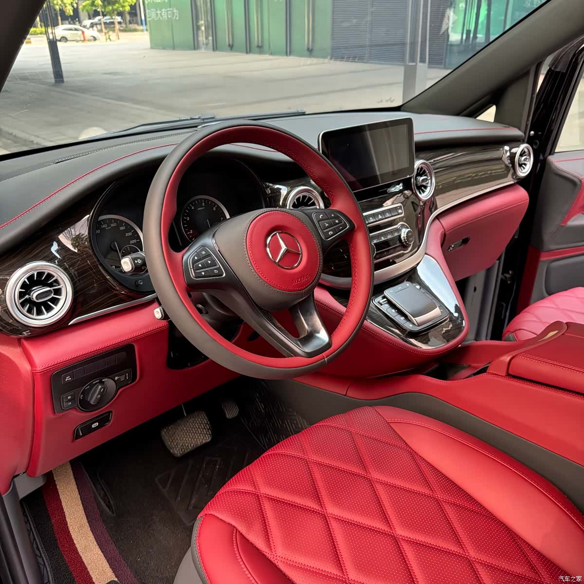 Mercedes-Benz 7, 2020 10