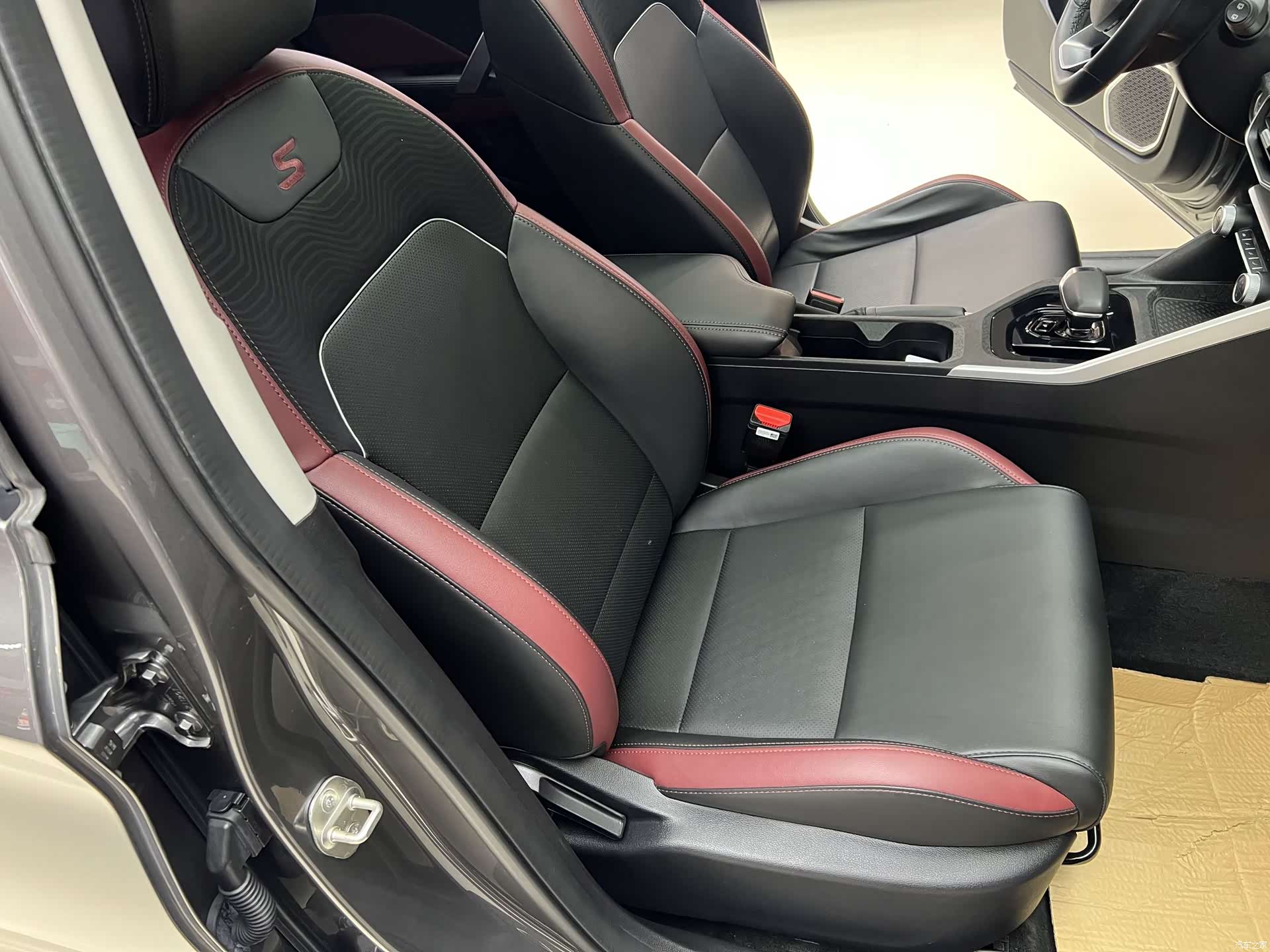 Geely Coolray, 2022 11