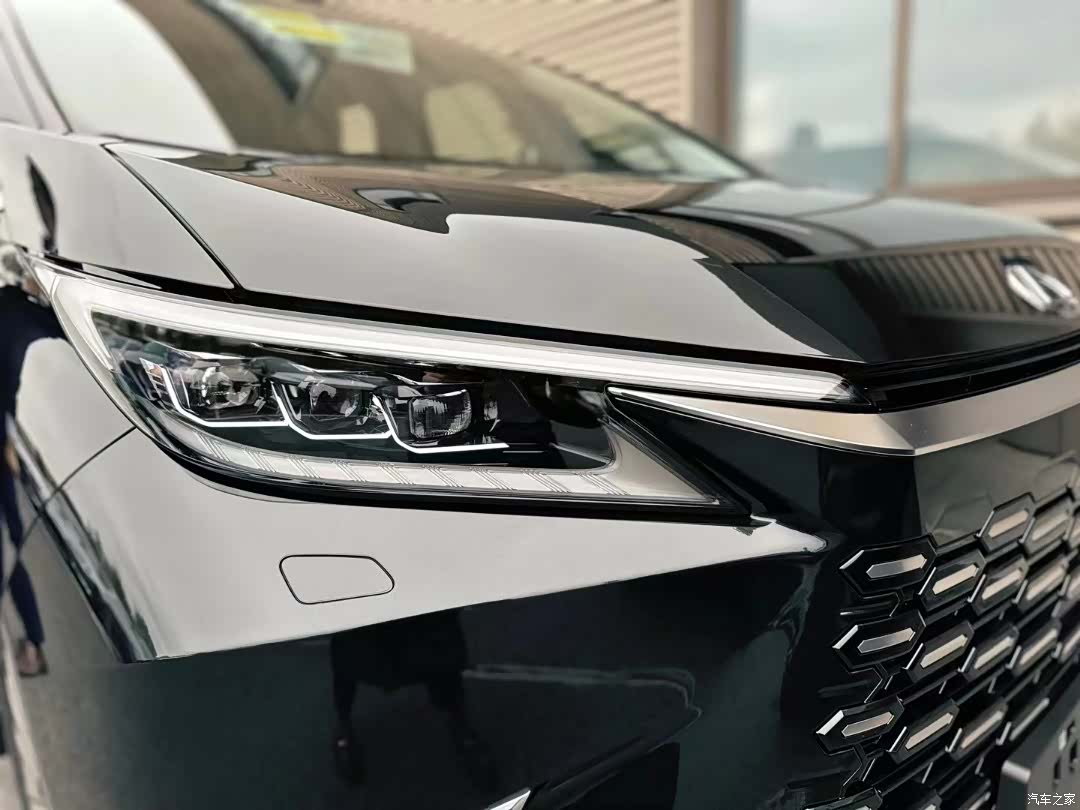Lexus LM, 2025 12