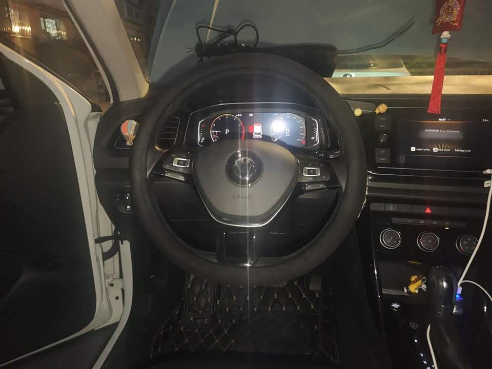 Volkswagen T-ROC exploring Songs