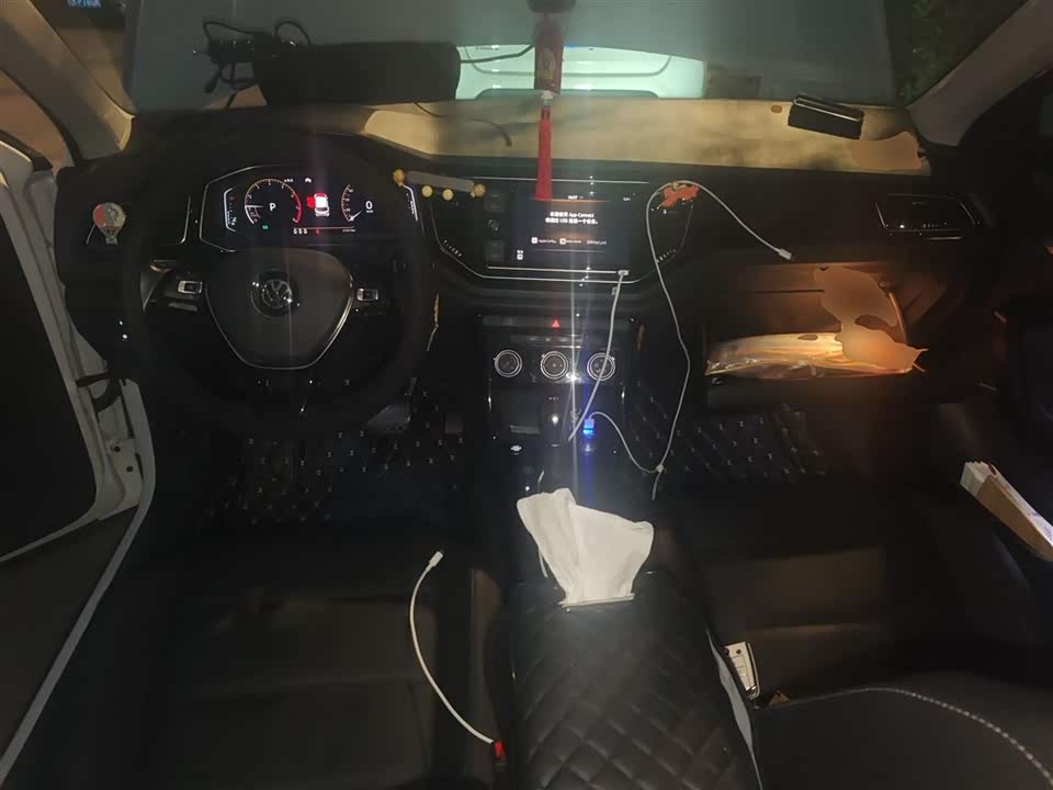 Volkswagen T-ROC exploring Songs