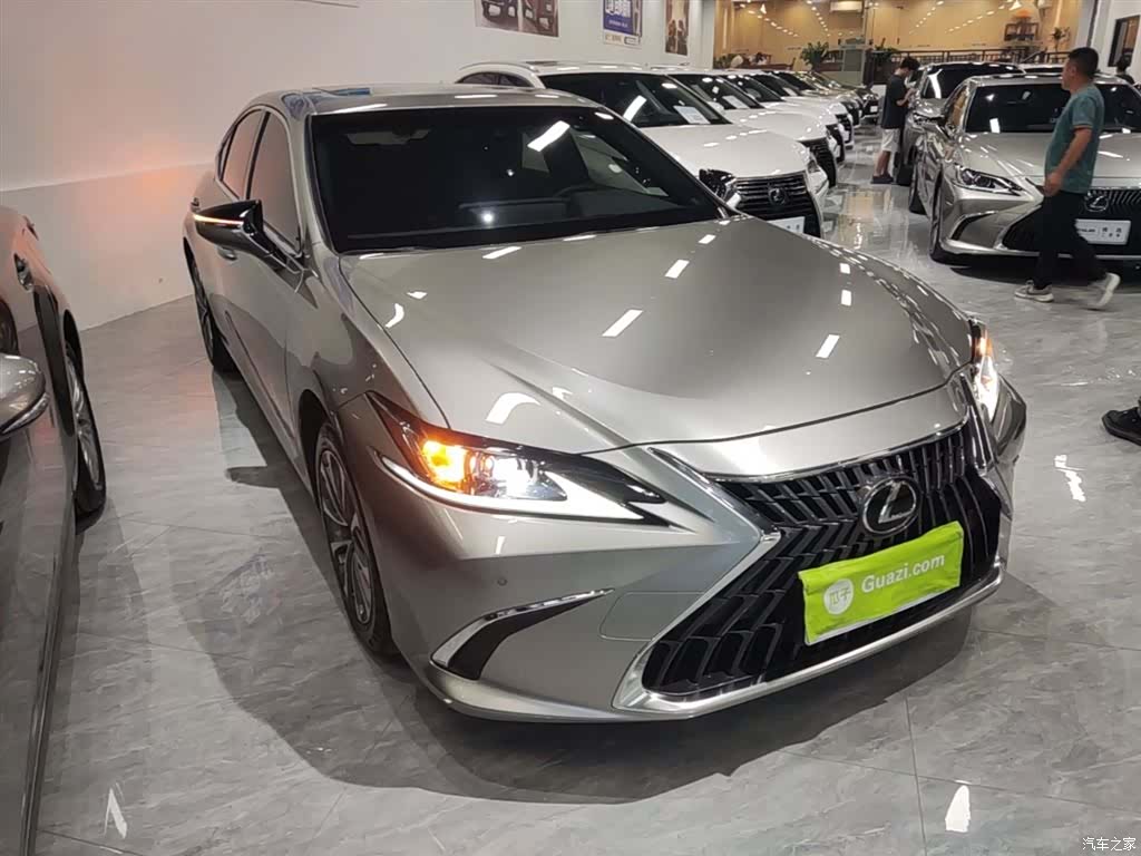 Lexus ES, 2024 4