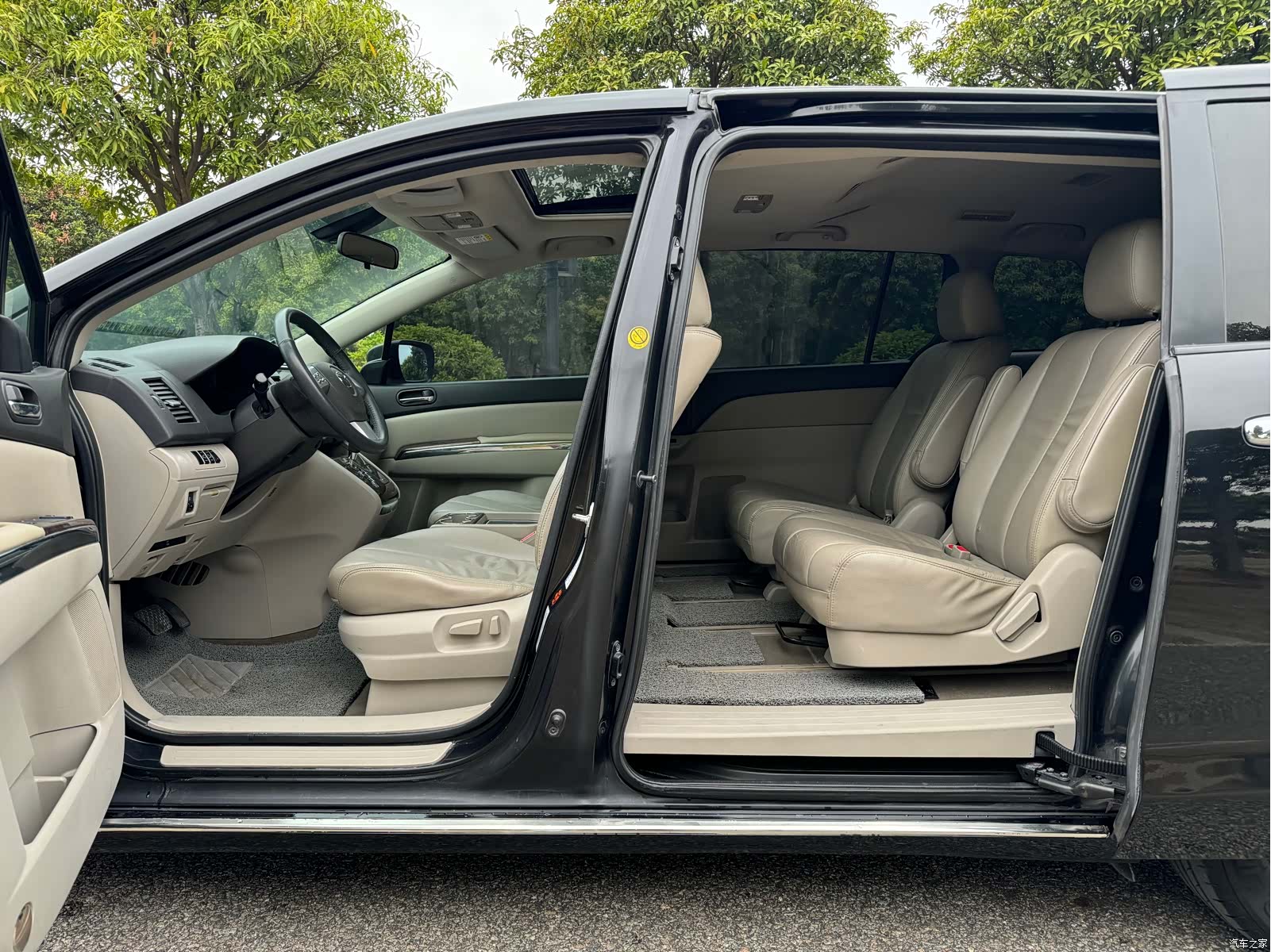 Mazda 8, 2011 9
